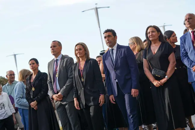 El presidente de la Deputaci&oacute;n de Pontevedra, Luis L&oacute;pez, acompa&ntilde;ado por la vicepresidenta Luisa S&aacute;nchez, durante la procesi&oacute;n del Sant&iacute;simo Cristo de la Victoria por las calles de Vigo.