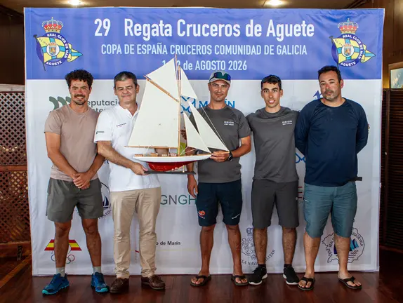 'ORION' gran vencedor de en esta edici&oacute;n, ganador de la Clase Deputaci&oacute;n de Pontevedra (Crucero Regata) recibiendo aqu&iacute; el premio de manos del Presidente del RCM Aguete, Gonzalo Carb&oacute;; fu&eacute; adem&aacute;s primero en la clasificaci&oacute;n general absoluta de ORC y ganador del Trofeo CC Jaime Janer.
