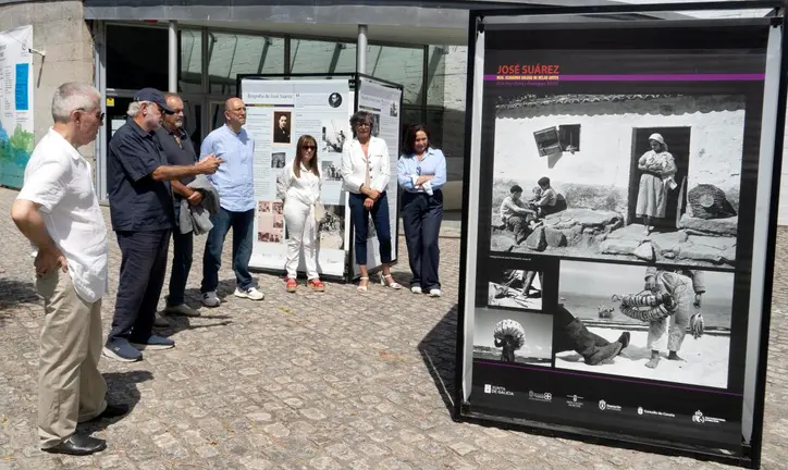 Representantes institucionais e culturais durante a inauguraci&oacute;n da exposici&oacute;n Jos&eacute; Su&aacute;rez, vida e obra no Museo do Mar de Galicia, en Vigo.