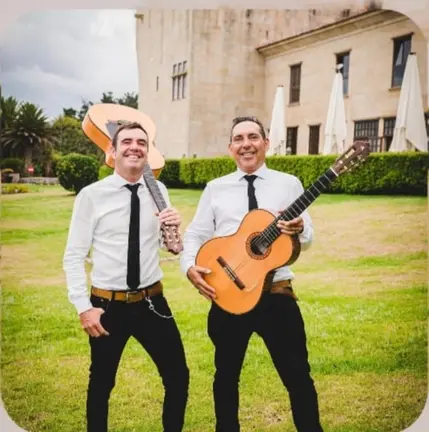 Tonichi e Pacheco, durante unha das s&uacute;as actuaci&oacute;ns. O d&uacute;o do Val Mi&ntilde;or actuar&aacute; este luns na Praza do Concello de Nigr&aacute;n.