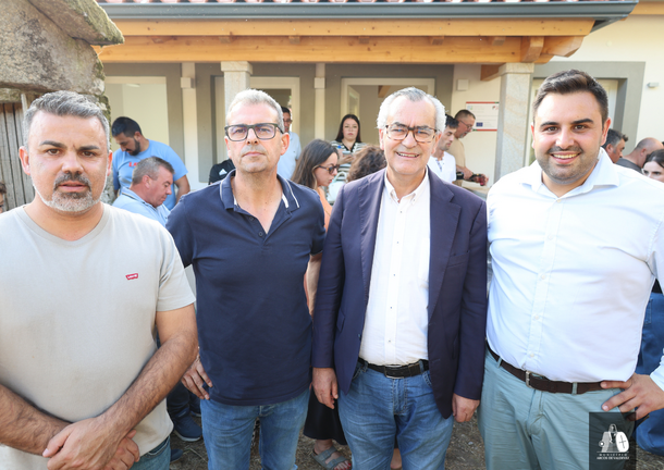 Representantes municipales y vecinales, junto al presidente de la C&aacute;mara Municipal de Arcos de Valdevez, Oleg&aacute;rio Gon&ccedil;alves, durante la inauguraci&oacute;n del Centro de Apoyo al Turismo de Sistelo.