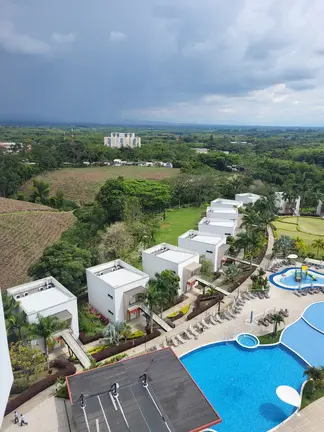 Pereira se abre al verde infinito del Eje Cafetero, donde la modernidad convive con una naturaleza exuberante y un paisaje marcado por el trabajo, el civismo y la voluntad de reconstrucci&oacute;n.