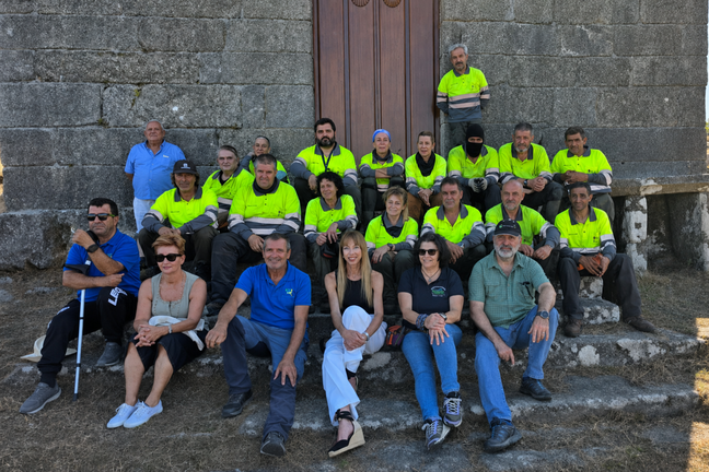 Participantes y responsables del programa piloto de formaci&oacute;n y empleo, durante la visita a los trabajos forestales desarrollados en el entorno de A Ermida, en el monte Alba.