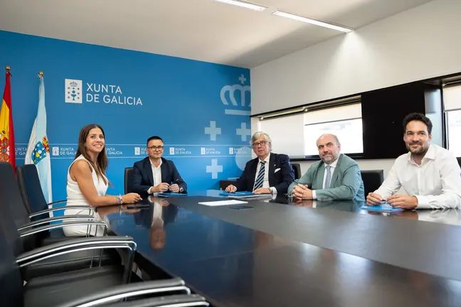 Representantes de la Xunta, la CEG y UGT-Galicia durante la firma del Plan integral para mejorar la prevenci&oacute;n, el bienestar laboral y la reincorporaci&oacute;n saludable al trabajo en Galicia entre 2026 y 2029.