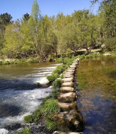 Os tradicionais Pasos de Tat&iacute;n atravesan o r&iacute;o Tea na contorna de Outerelo, unha mostra da relaci&oacute;n hist&oacute;rica entre a veci&ntilde;anza e a auga.