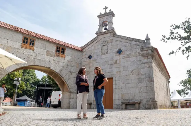 La delegada territorial de la Xunta en Vigo, Ana Ortiz, recorre la Finca de San Roque junto a una representante de la hermandad para conocer los &uacute;ltimos preparativos de la romer&iacute;a.