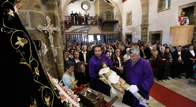 Momento do Desencravo recuperado en 2015, coa talla articulada de Cristo ante os fieis reunidos no interior do santuario.