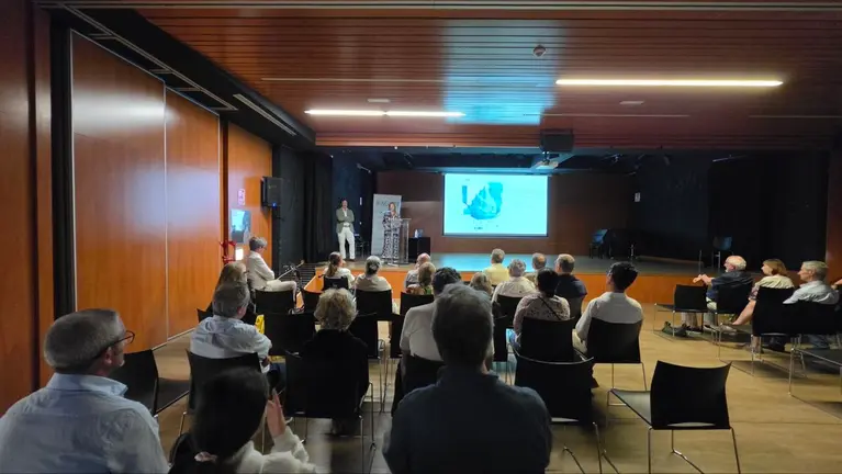El p&uacute;blico sigue la conferencia-coloquio sobre aborto y salud integral de la mujer celebrada en el Ayuntamiento de Nigr&aacute;n.