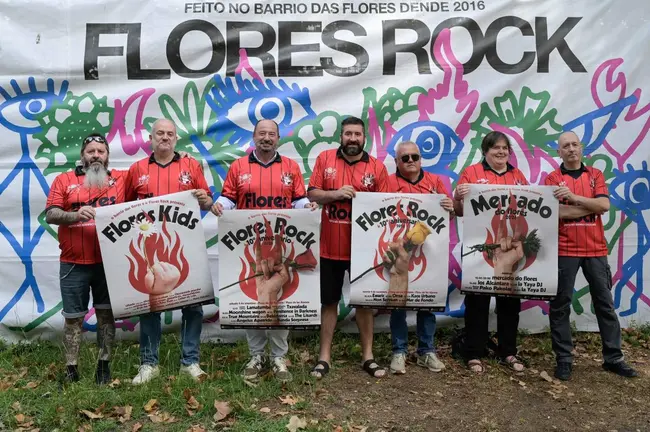 Miembros de la organizaci&oacute;n presentan los carteles de las distintas propuestas del d&eacute;cimo aniversario de Flores Rock, que se celebrar&aacute; del 4 al 6 de septiembre en el Barrio das Flores de A Coru&ntilde;a.