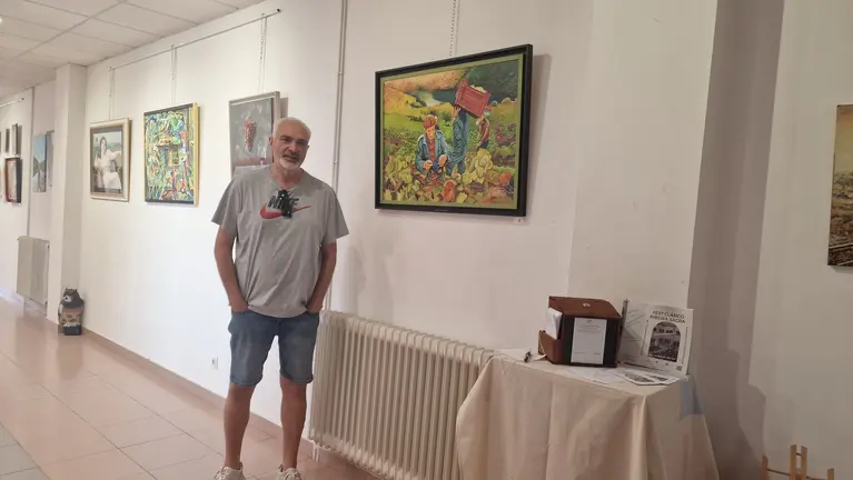 Antonio Carrera Ramos posa junto a Vendimia extrema, Ribeira Sacra, la obra elegida por el p&uacute;blico como &ldquo;Mi cuadro preferido 2026&rdquo;.