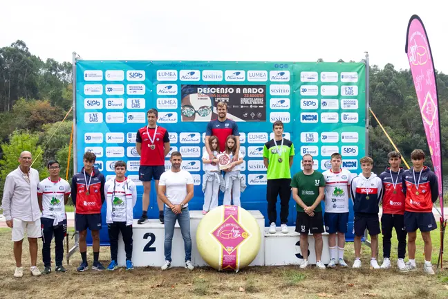 Podio masculino de la categor&iacute;a &eacute;lite del II Descenso a Nado Salvaterra de Mi&ntilde;o, acompa&ntilde;ado por autoridades, organizadores y otros participantes premiados.