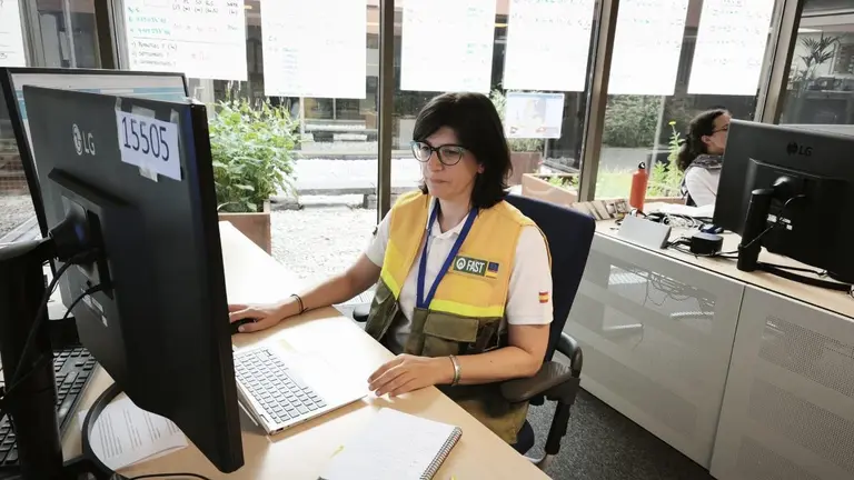 Raquel Carreira, ingeniera t&eacute;cnica forestal de la Xunta, en el Centro de Coordinaci&oacute;n de la Respuesta a Emergencias de la Uni&oacute;n Europea, en Bruselas.