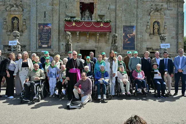 Usuarios e profesionais da Fundaci&oacute;n San Rosendo, xunto con representantes institucionais e eclesi&aacute;sticos, diante do santuario dos Milagres durante a tradicional peregrinaci&oacute;n, que reuniu preto dun milleiro de persoas nunha xornada de convivencia en Ba&ntilde;os de Molgas.