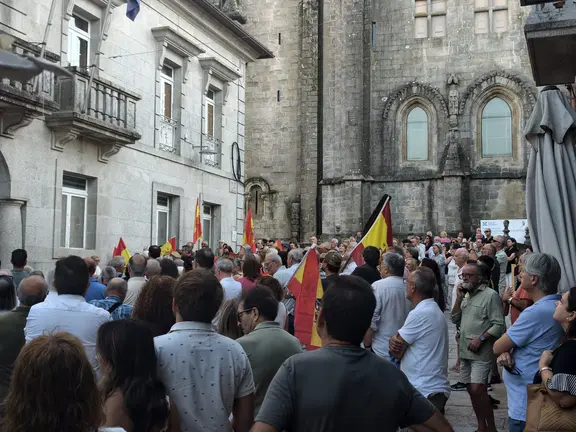 La plaza ante el Concello reuni&oacute; a numerosos tudenses en una movilizaci&oacute;n convocada coincidiendo con el D&iacute;a de Ceuta.
