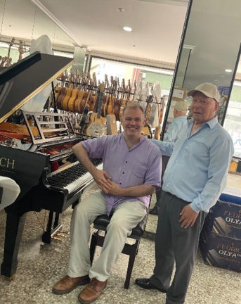 Kimball Gallagher, al piano, junto al m&uacute;sico y pianista Aladino Barros durante su visita a AlbaSolomusica, en Pontevedra.