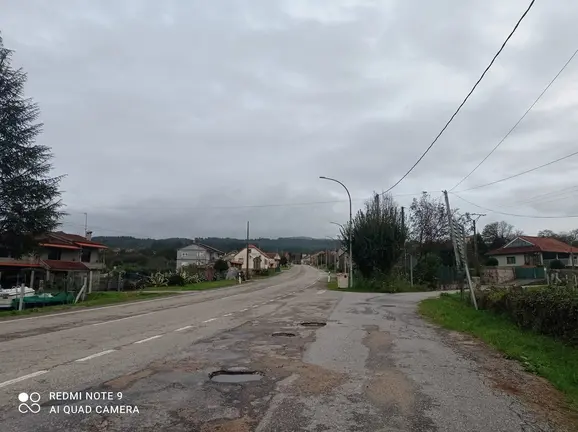 Unha estrada nacional atravesando directamente un n&uacute;cleo habitado, sen unha separaci&oacute;n clara entre o espazo viario e o veci&ntilde;al.