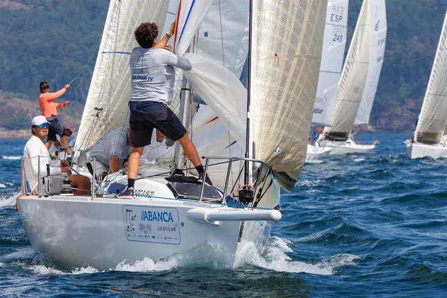 El Gaifar IV, patroneado por Yago Osuna, se situ&oacute; al frente de la clasificaci&oacute;n de J80 tras imponerse en la &uacute;nica manga disputada este s&aacute;bado. LALO R. VILLAR