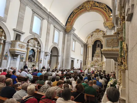El santuario de Nossa Senhora da Peneda se llen&oacute; de fieles durante la eucarist&iacute;a en castellano presidida por el obispo de Tui-Vigo, Antonio Val&iacute;n, en una jornada especialmente dedicada a los peregrinos gallegos.