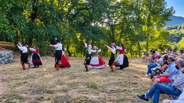 A tradici&oacute;n e o folclore contin&uacute;an formando parte da vida comunitaria de Celeiros, unha parroquia que mant&eacute;n na celebraci&oacute;n e no encontro veci&ntilde;al boa parte da s&uacute;a memoria colectiva.
