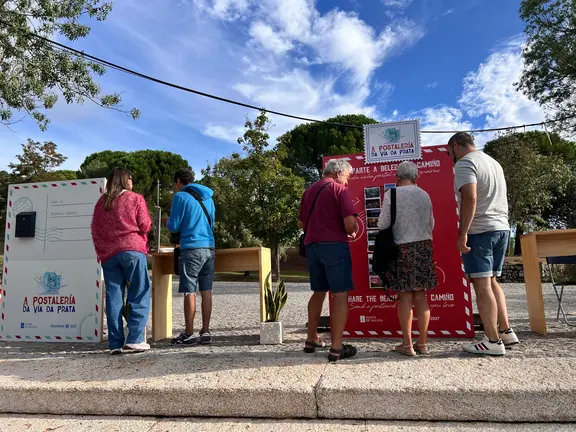Vecinos y visitantes se acercan a "A Postaler&iacute;a da V&iacute;a da Prata" en Monterrei para escoger las im&aacute;genes que convertir&aacute;n en mensajes con destino a distintos lugares de Espa&ntilde;a y del mundo.