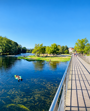 La Praia Fluvial do Pontilh&atilde;o da Valeta, en Arcos de Valdevez, invita a disfrutar de las aguas del r&iacute;o Vez en un entorno natural que acaba de ser reconocido entre los mejores de Portugal.