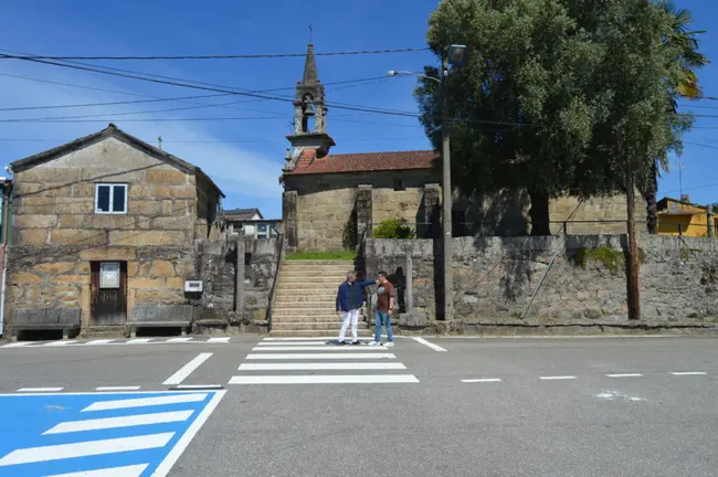 Entorno de la iglesia de Sangui&ntilde;eda, en Mos, donde se ejecutar&aacute; el proyecto de humanizaci&oacute;n que recuperar&aacute; espacios para el peat&oacute;n y mejorar&aacute; la accesibilidad y la seguridad vial.