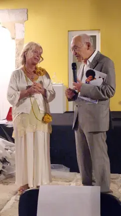 Bernardo Reis, proveedor de la Santa Casa da Miseric&oacute;rdia de Braga, felicita y agradece a Carmen Touza su labor altruista y su compromiso con la dimensi&oacute;n social de &lsquo;Or&aacute;culo 2&rsquo;.