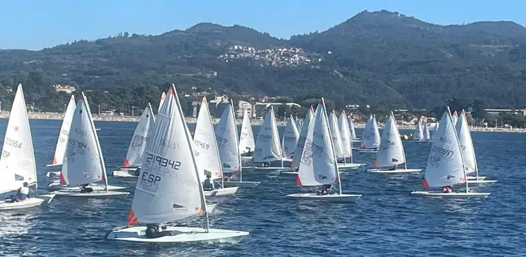 Cerca de un centenar de regatistas tomaron el campo de regatas de las Islas C&iacute;es en la primera jornada del Open de Espa&ntilde;a ILCA de la Semana Abanca. CARLOS SARDI&Ntilde;A