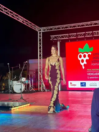Beatriz Silva durante su desfile con traje de ceremonia en la gala de elecci&oacute;n de la Embajadora de los Territorios Vitivin&iacute;colas.