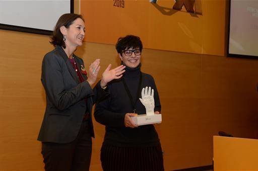 A zoqueira galega Elena Ferro recibindo o Premio Nacional de Artesanía 2019 polo conxunto dunha obra consolidada. Ferro recibiu o Premio Nacional de Artesanía 2019 de máns da ministra. ARCHIVO. 