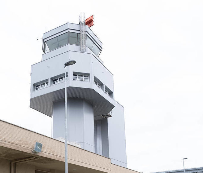 Tras la rehabilitación y dotación de equipación, la torre completa el Centro de Investigación Aeroportada de Rozas.