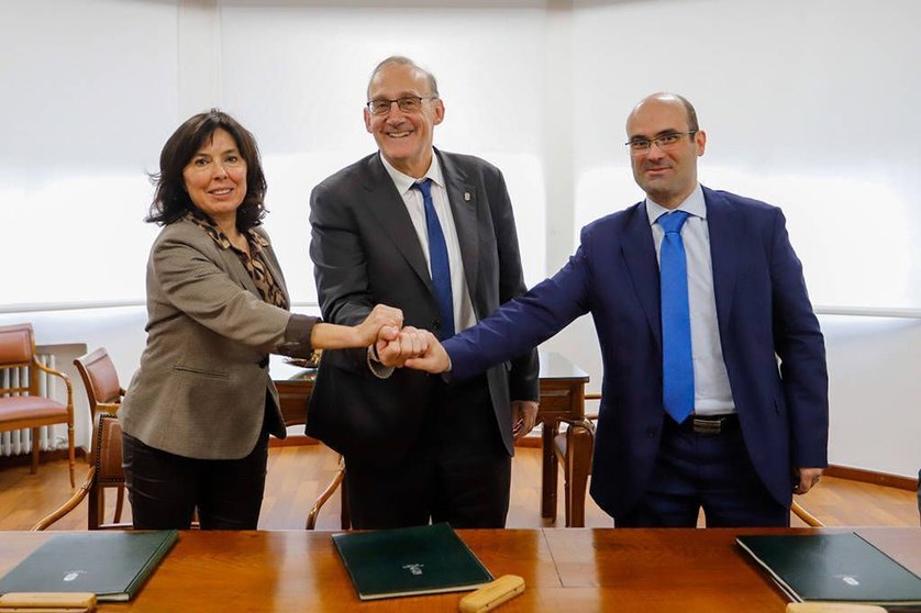 Gracias a un convenio firmado hoy entre la directora de la Amtega, el rector de Vigo y el director gerente de Retegal.