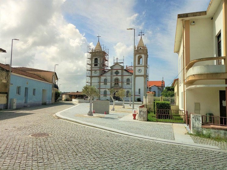 La intervención en la rua da Igreja también incluyó la introducción de una pasarela en el extremo sur de la calle y la recuperación de la fuente existente al lado de la Capilla de Nossa Senhora da Caridade y la Igreja Matriz.