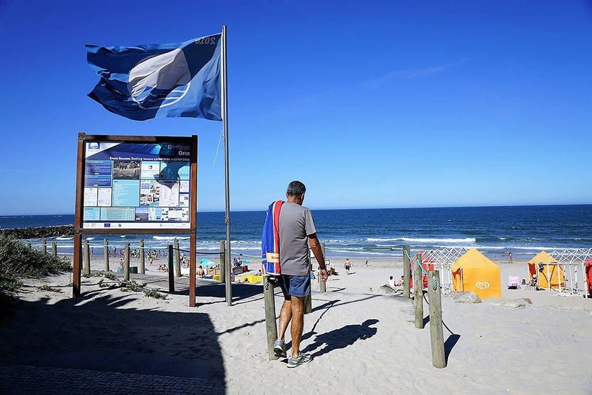 Playa de Ofir con su bandera azul. 