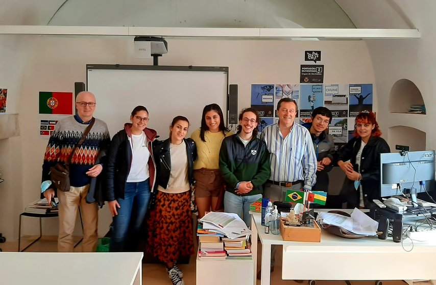 Os estudantes galegos na Aula de Lingua e Cultura Portuguesa da Universidade Popular de Olivenza, co seu profesor.