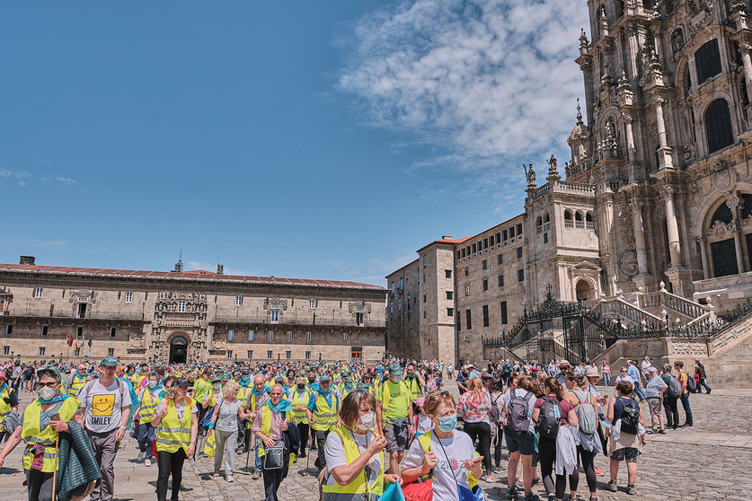 Un grupo de 250 peregrinos de la provincia de Lugo completan su camino a Santiago de Compostela.