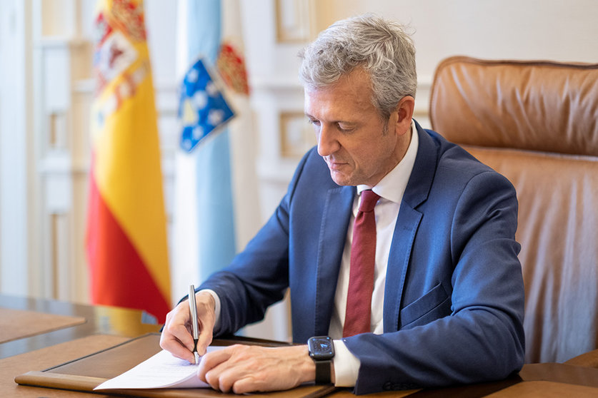 O presidente da Xunta de Galicia, Alfonso Rueda, asina o decreto de formación do Goberno galego. Pazo de Raxoi.