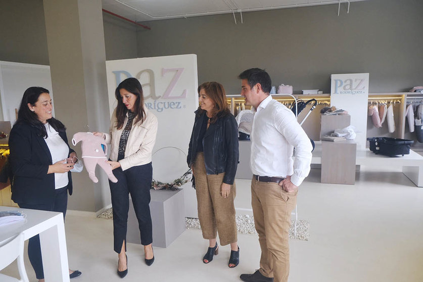 La directora general de Relaciones Laborales, Elena Mancha, visitó hoy la firma textil viguesa Paz Rodríguez, que el año pasado recibió 11.000 euros de la Xunta para implantar medidas de flexibilidad laboral.