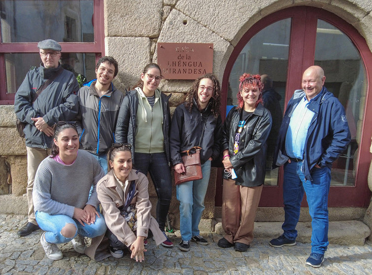 1.	O profesor Costas (dereita), cun grupo de alumnos da Universidade de Vigo, nunha recente visita á Casa da Lingua Mirandesa, en Miranda do Douro.