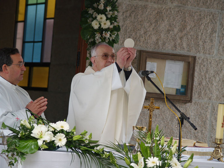 D. Bienvenido celebrando un 13 de mayo de 2009, en la capilla de Nuestra Señora de Fátima en O Casal, Salvaterra.