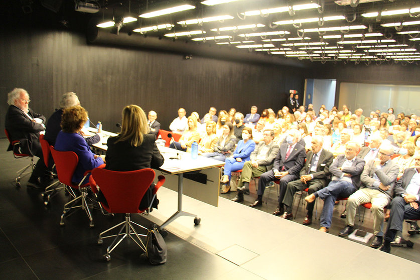 La conferencia fue en la sede de la Fundación Barrié, en Vigo.