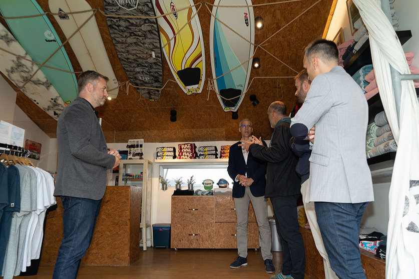 O vicepresidente primeiro e conselleiro de Economía, Industria e Innovación, Francisco Conde, visitou hoxe as instalacións de Raz SurfCamp na praia de Razo, en Carballo.