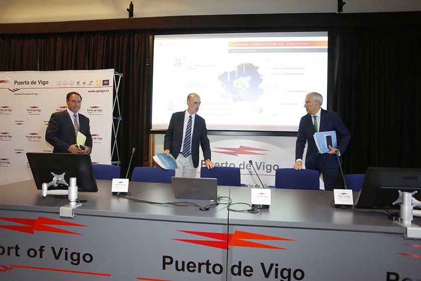 Conde asistió a la presentación de esta iniciativa 100% desenvolvida en Galicia y promovida mayoritariamente por pymes -Univergy, Soltec Ingenieros y Quantum Group- con el apoyo de la Autoridad Portuaria de Vigo y Anfaco.