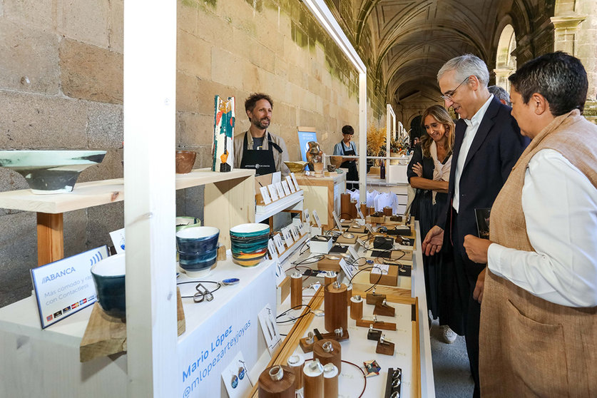 O vicepresidente primeiro e conselleiro de Economía, Industria e Innovación, Francisco Conde, visitou esta mañá a segunda edición de Artesanía de Galicia en Compostela, na que participan 38 profesionais do sector.