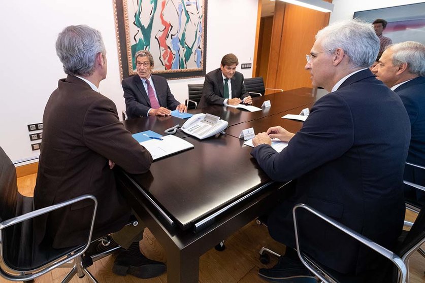 El presidente de la Xunta se reunió con representantes de la compañía para analizar el proyecto de una nueva planta en Monforte de Lemos (Lugo).