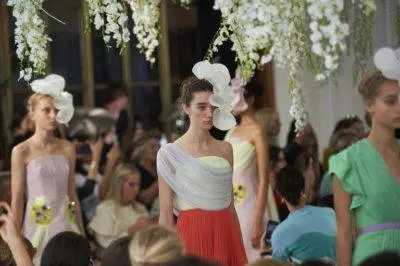 El desfile de la firma española Delpozo en la semana de la moda de Londres, el 16 de septiembre de 2018, estuvo inspirado en una flor, la glicinia.