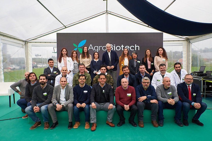 As autoridades posan cos representantes das 11 pemes galegas do programa Agrobiotech 2019.