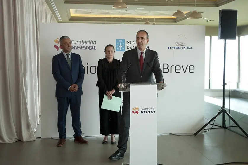 No acto tomaron parte, ademais do conselleiro, a subdirectora da Área Institucional da Fundación Repsol, Arantzazu Hernánz, e o director de Galaxia, Francisco Castro.