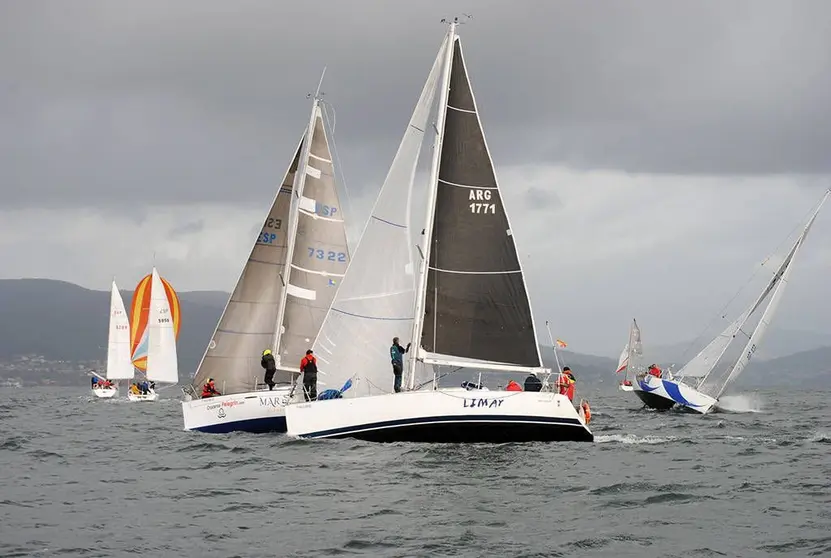 La flota virando la baliza de desmarque.