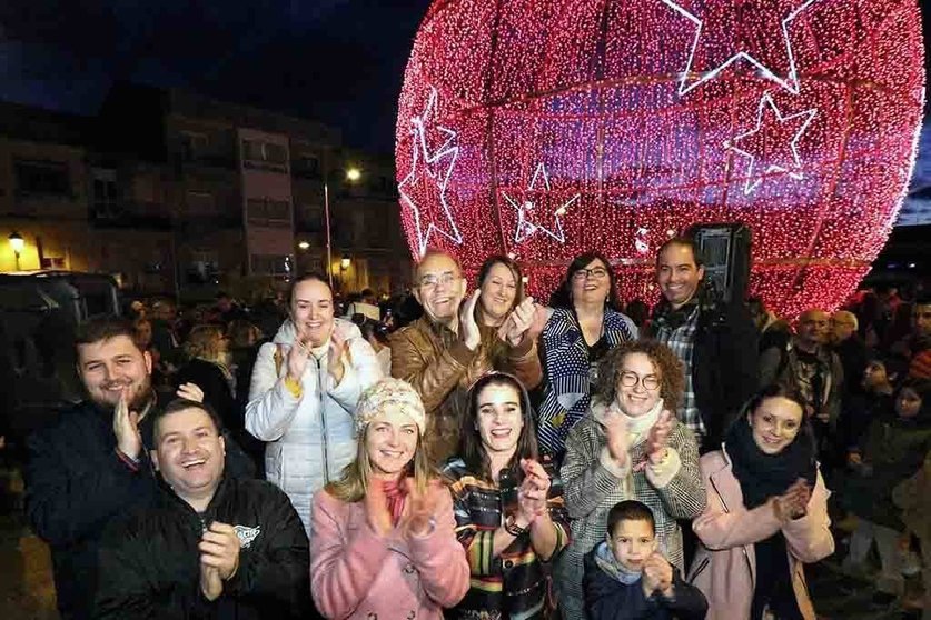 Neste arranque de Nadal no que a bola xigante de 17 metros de diámetro foi a protagonista. Ao pé dela foron milleiras as persoas que quixeron ser testemuña despois de percorrer as rúas con Troula Animación sendo protagonistas do espectáculo “A luz do camiño”.